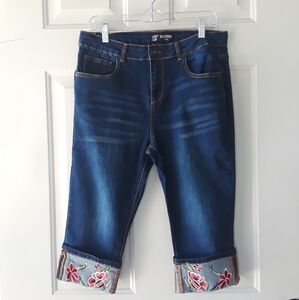 Embroidery Capri Jeans. Size: 14P.